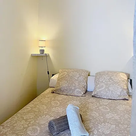 Apartment Les Lauriers Roses - 2 Bedrooms Near Blaye *